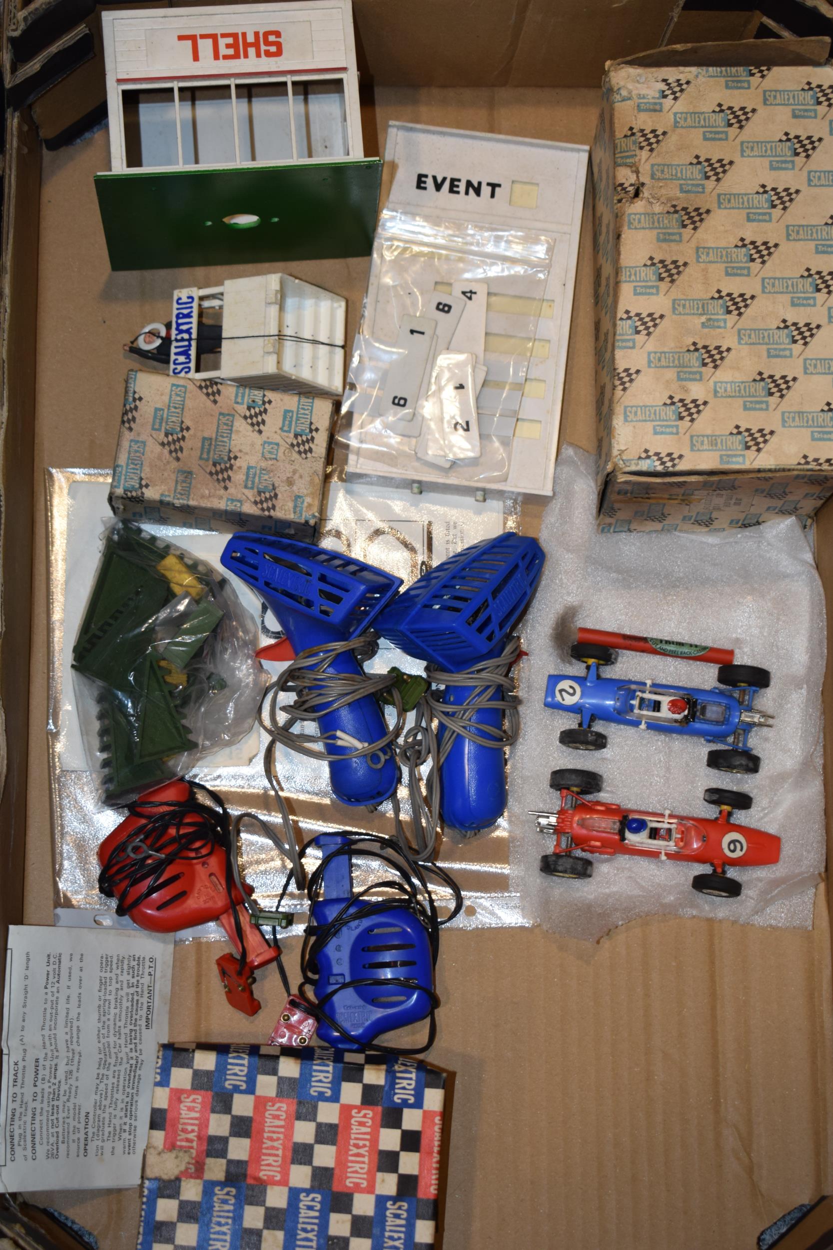 A good collection of vintage Tri-ang Scalextic cars track and accessories to include Cooper C.81 and - Image 3 of 4