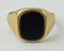 9ct gold gentleman's signet ring set with onyx stone. Ring size R. Gross weight 3.4. grams
