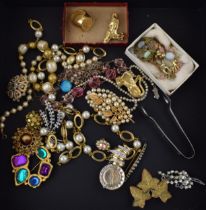 A mixed collection of modern, vintage and antique costume jewellery to include cat brooch and faux