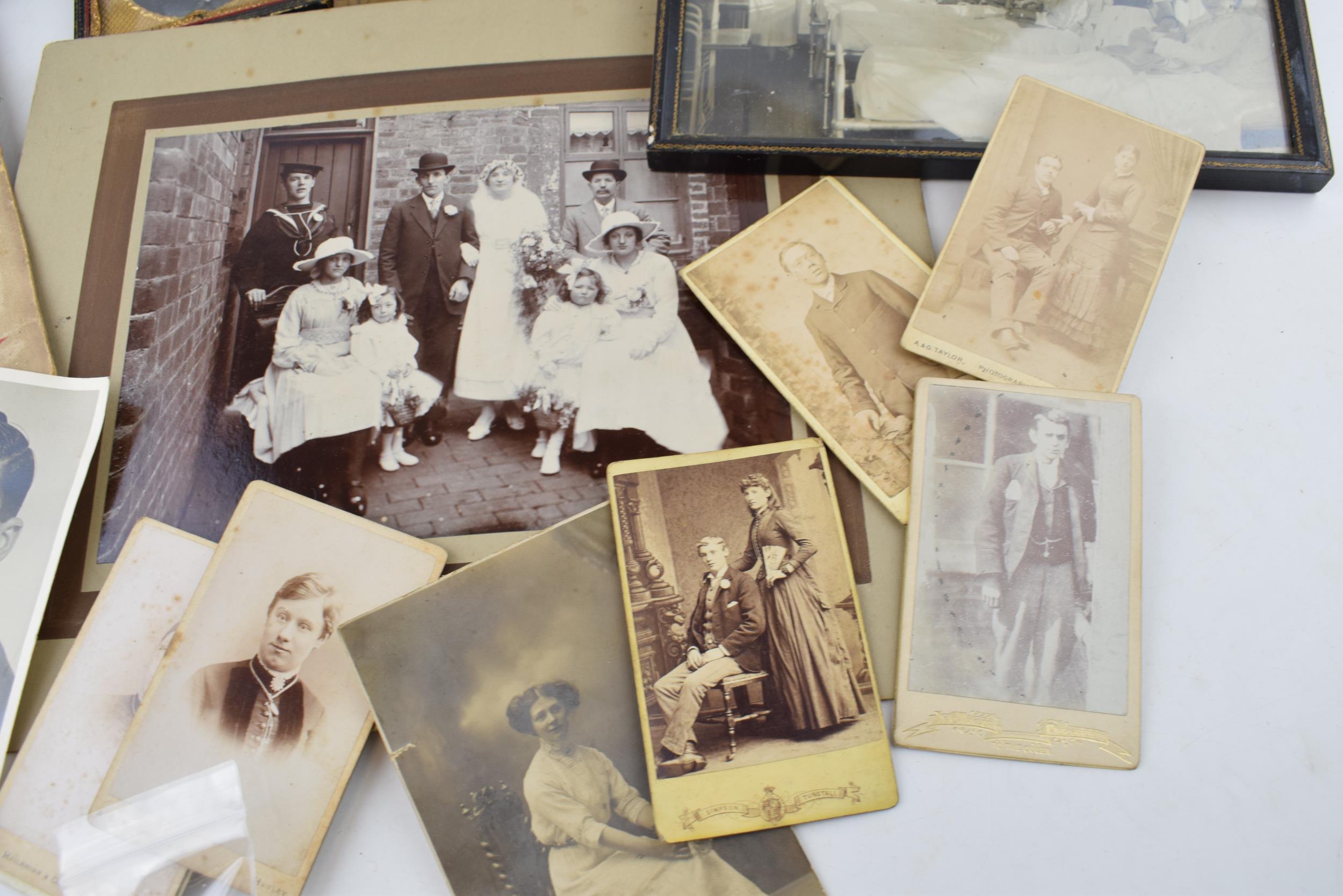 A mixed collection of items to include antique photographs, antique photo frames, a desk pencil - Image 5 of 6