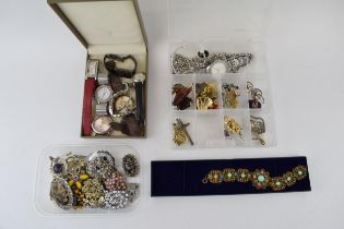 A mixed collection of vintage and modern costume jewellery to include rings, brooches and