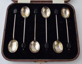 A cased set of 6 silver coffee bean spoons, 29.3 grams, Sheffield 1926.