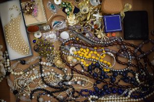 A mixed collection of modern, vintage and antique costume jewellery to include broochs necklaces and