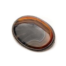 Victorian silver agate brooch with silver rope border, 6cm diameter. In good condition.