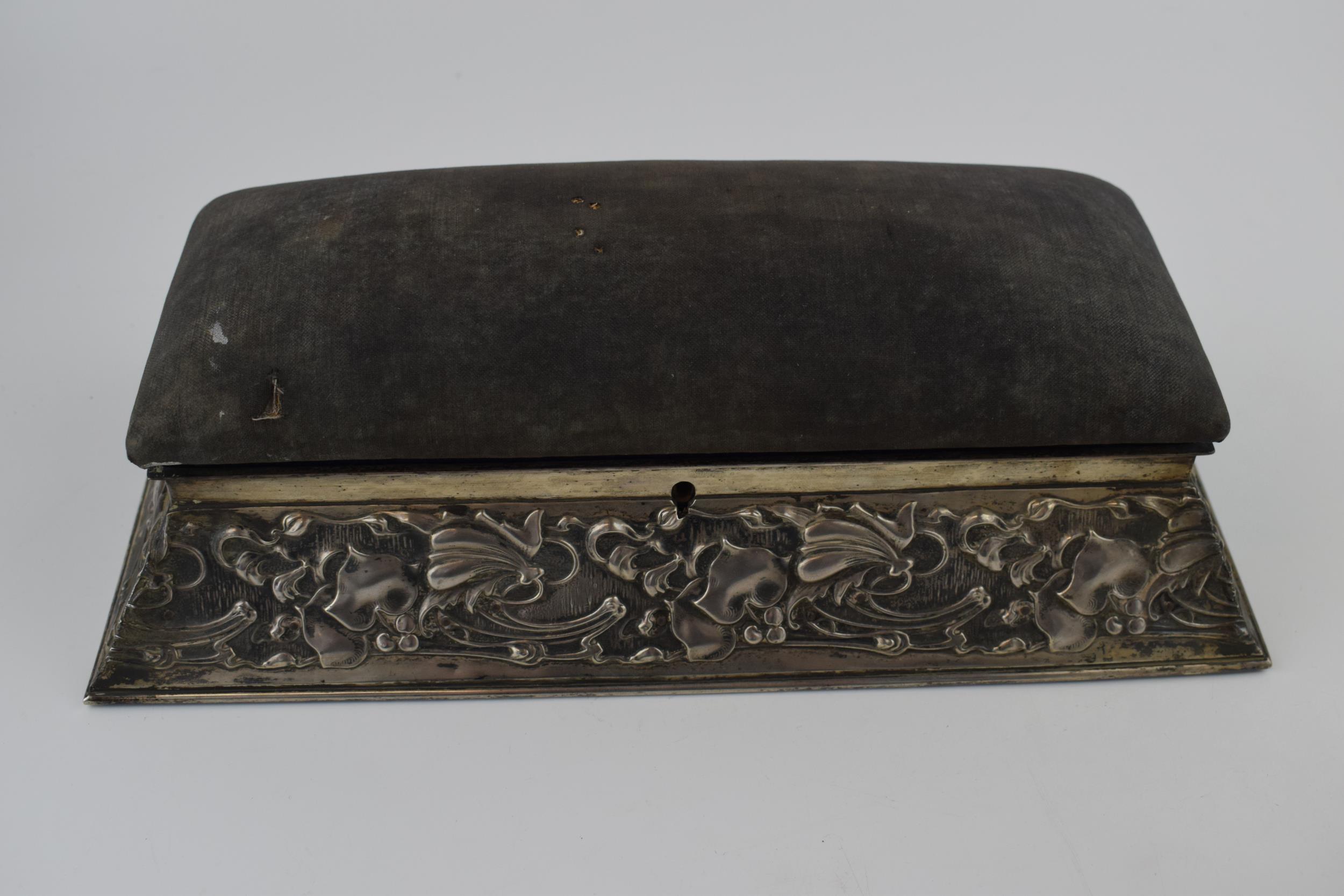 Large hallmarked silver jewellery casket, Arts and Crafts style, with velvet interior, and stick pin - Image 2 of 5