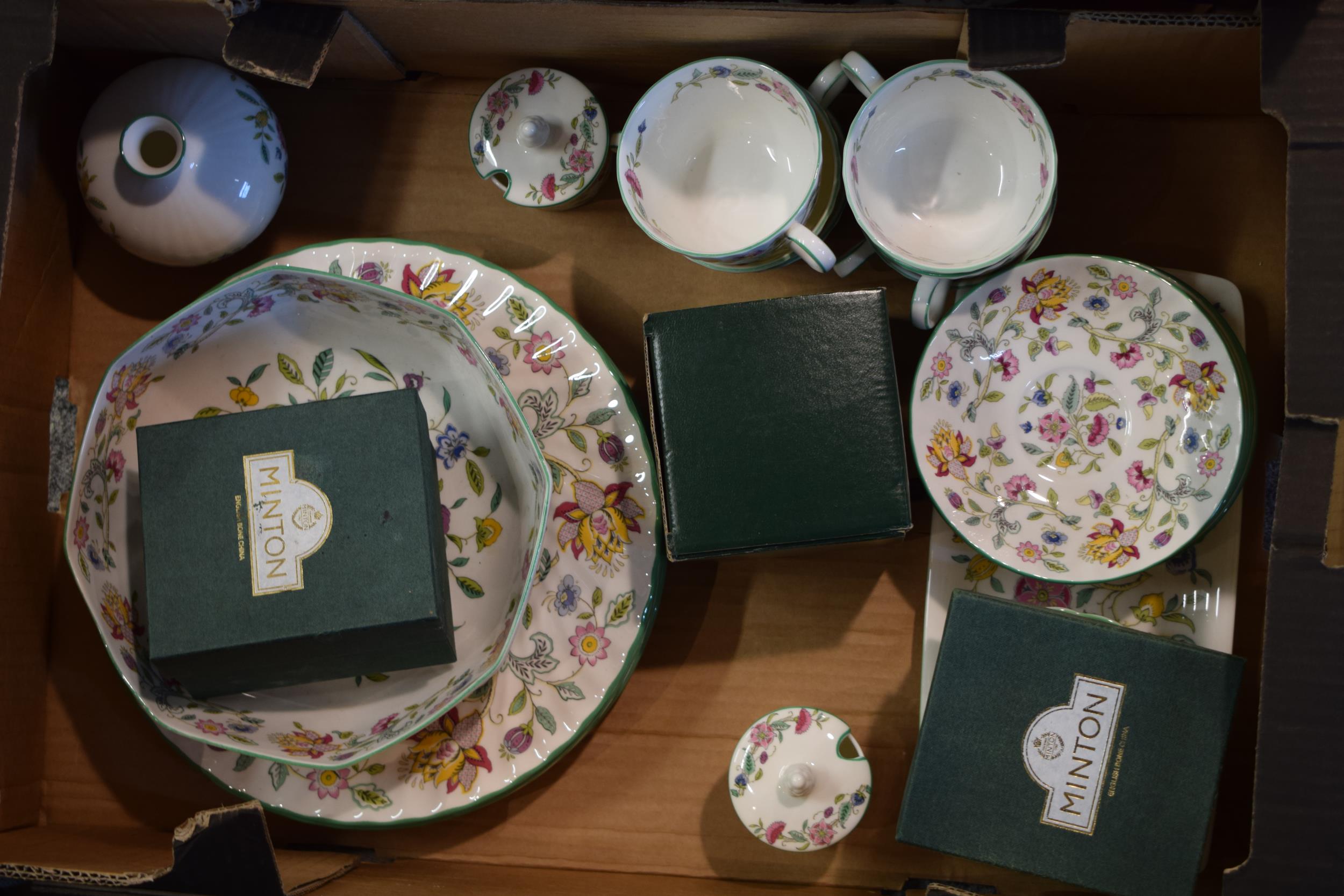 Minton Haddon Hall tea and dinner ware to include 6 cups, 6 saucers, an 8'' octagonal bowl, 6 27cm - Image 2 of 5