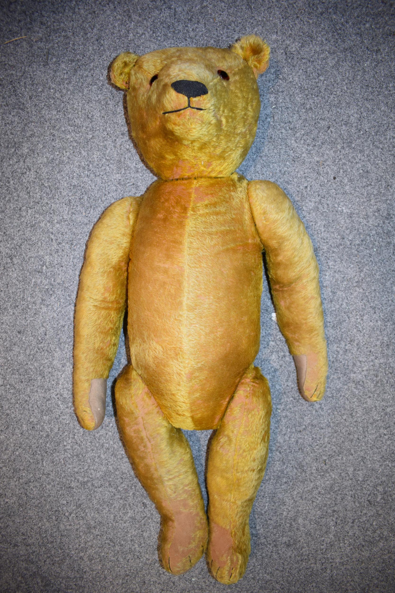 A large early 20th century straw filled teddy bear, circa 1920/30s, with jointed limbs and glass - Bild 2 aus 6