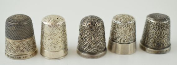 A collection of five silver thimbles of varying styles, 21.4 grams (5).