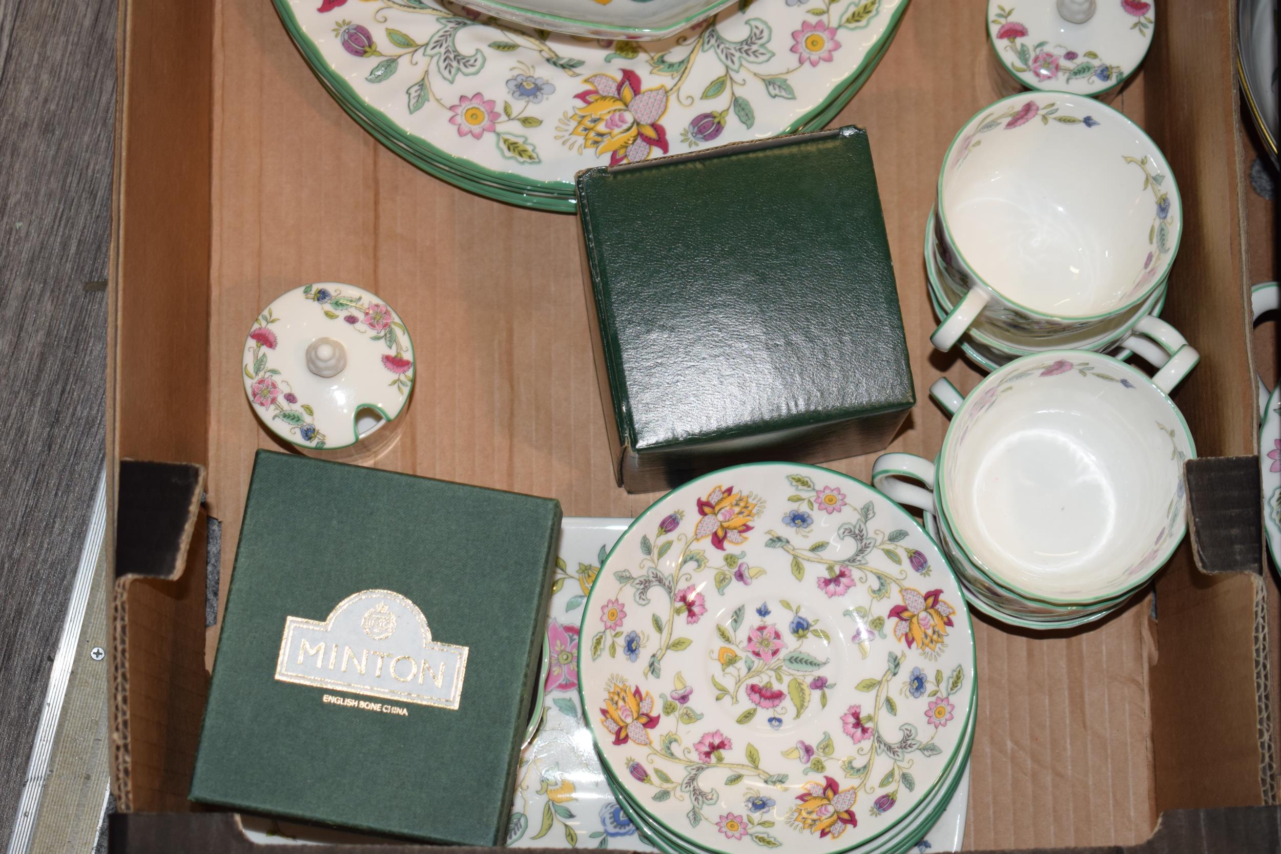 Minton Haddon Hall tea and dinner ware to include 6 cups, 6 saucers, an 8'' octagonal bowl, 6 27cm - Image 4 of 5