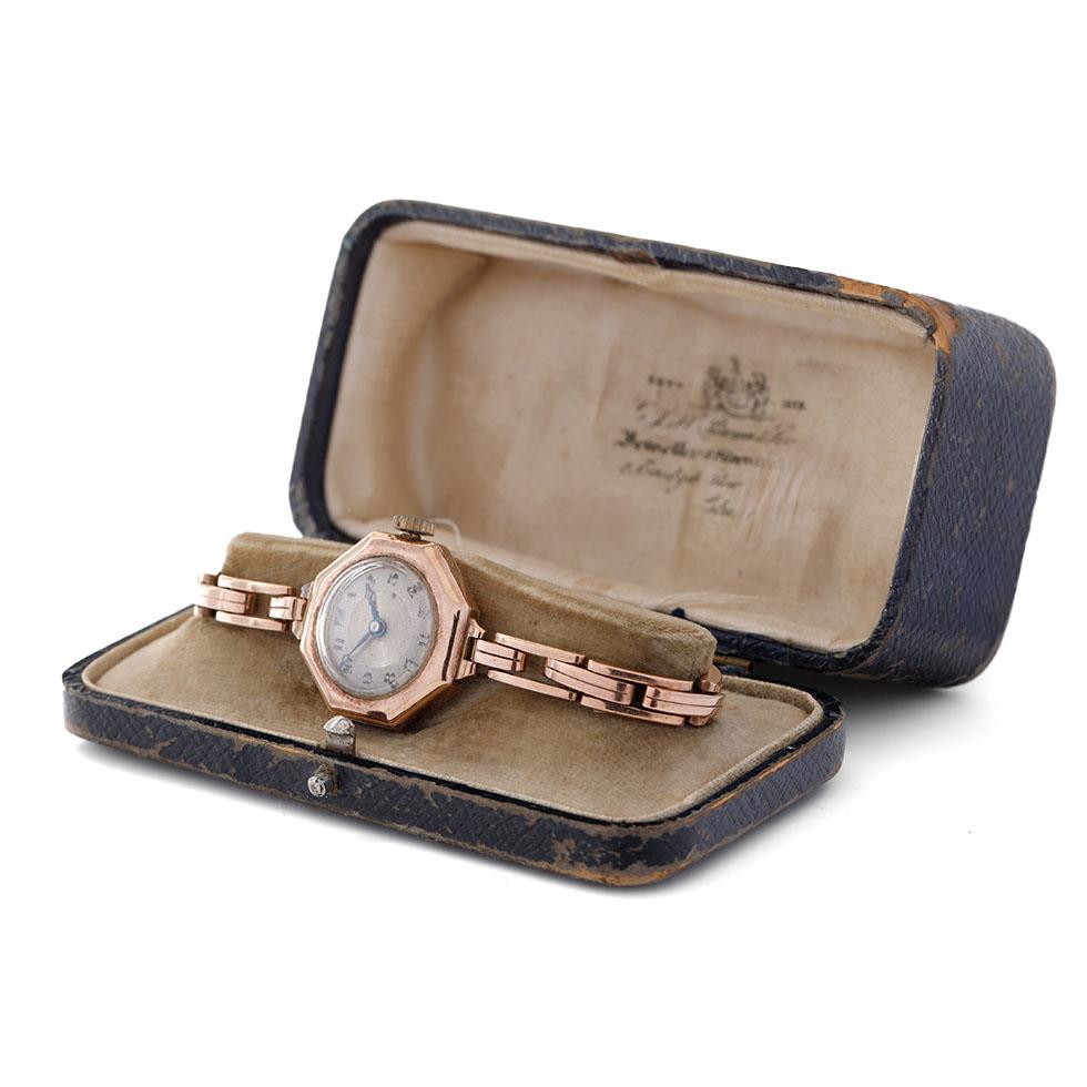 9ct gold ladies wristwatch on expanding 9ct gold strap, in period leather fitted box, watch and