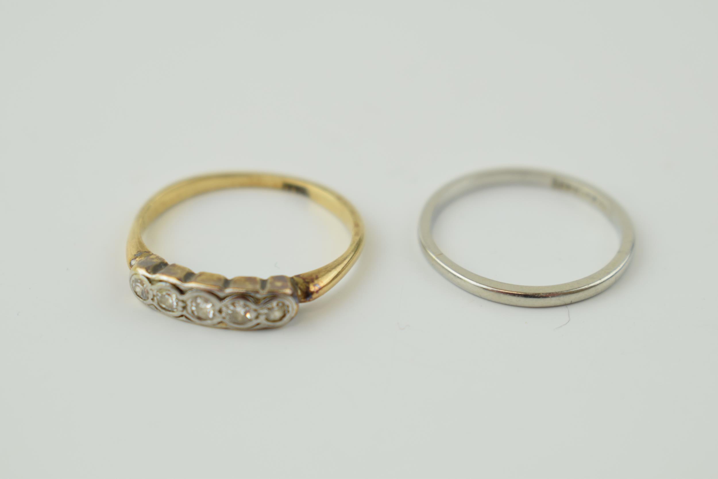 An 18ct white gold wedding band (ring size J 1/2) together with an 18ct yellow gold ring set with - Bild 2 aus 4