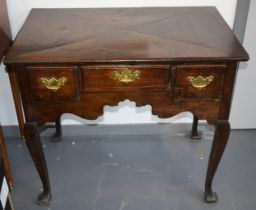 18th century oak lowboy, cabriole legs, oversailing top, with 3 drawers, quartered top, 89x55x77cm