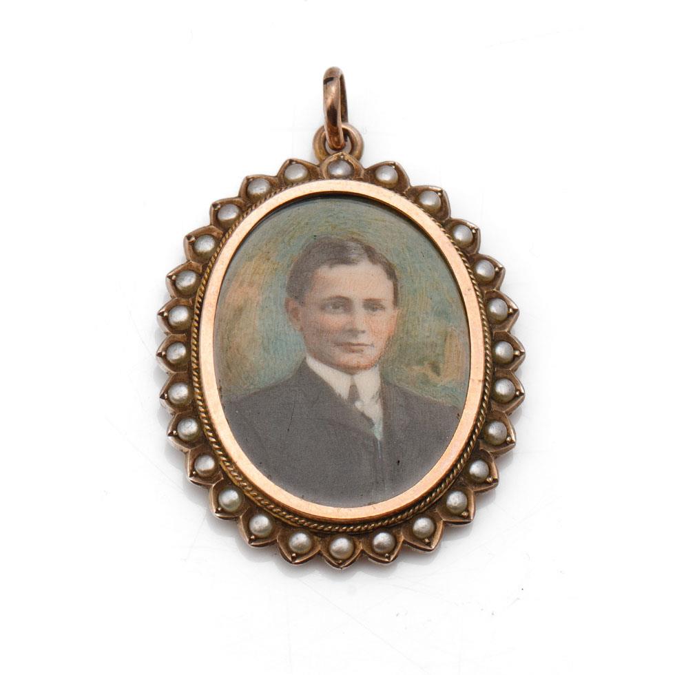 9ct gold cased miniature portrait of a suited gentleman, surrounded by pearls, gross weight 6.2