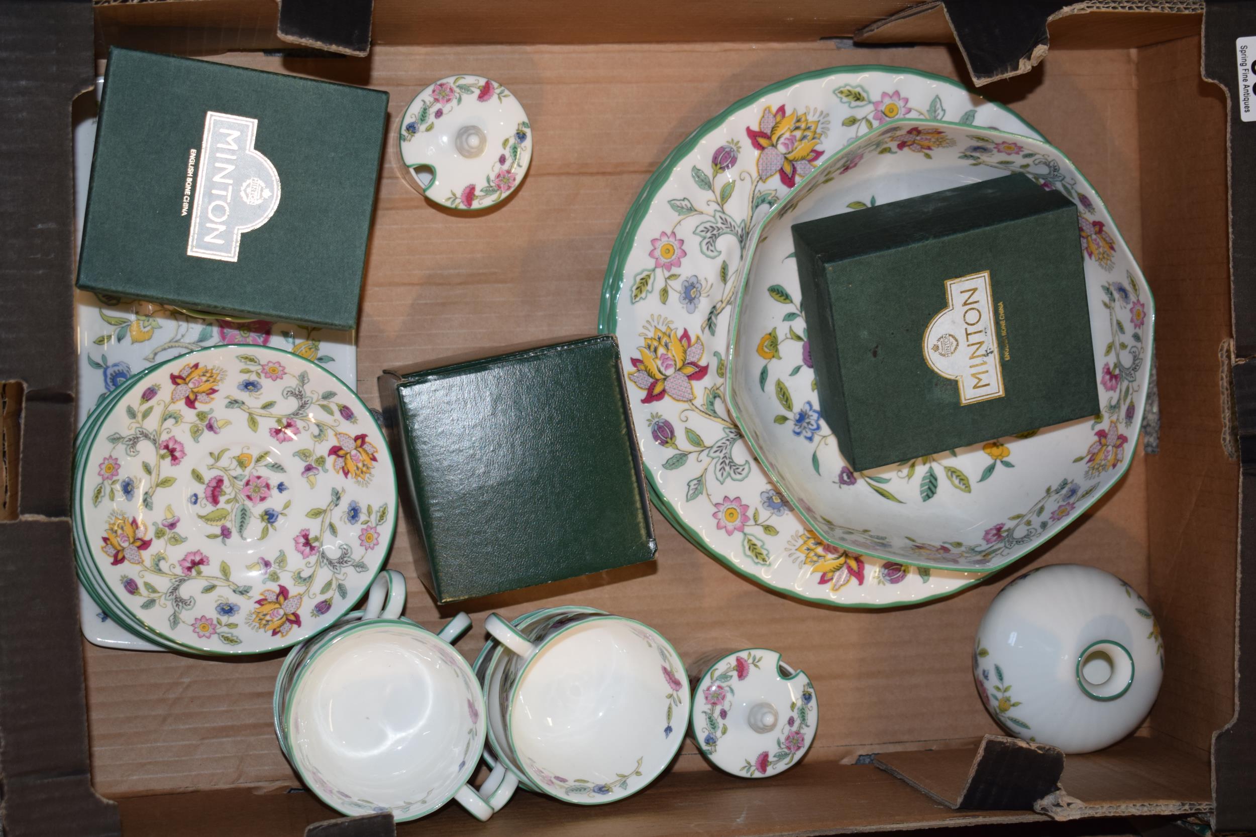 Minton Haddon Hall tea and dinner ware to include 6 cups, 6 saucers, an 8'' octagonal bowl, 6 27cm - Image 5 of 5