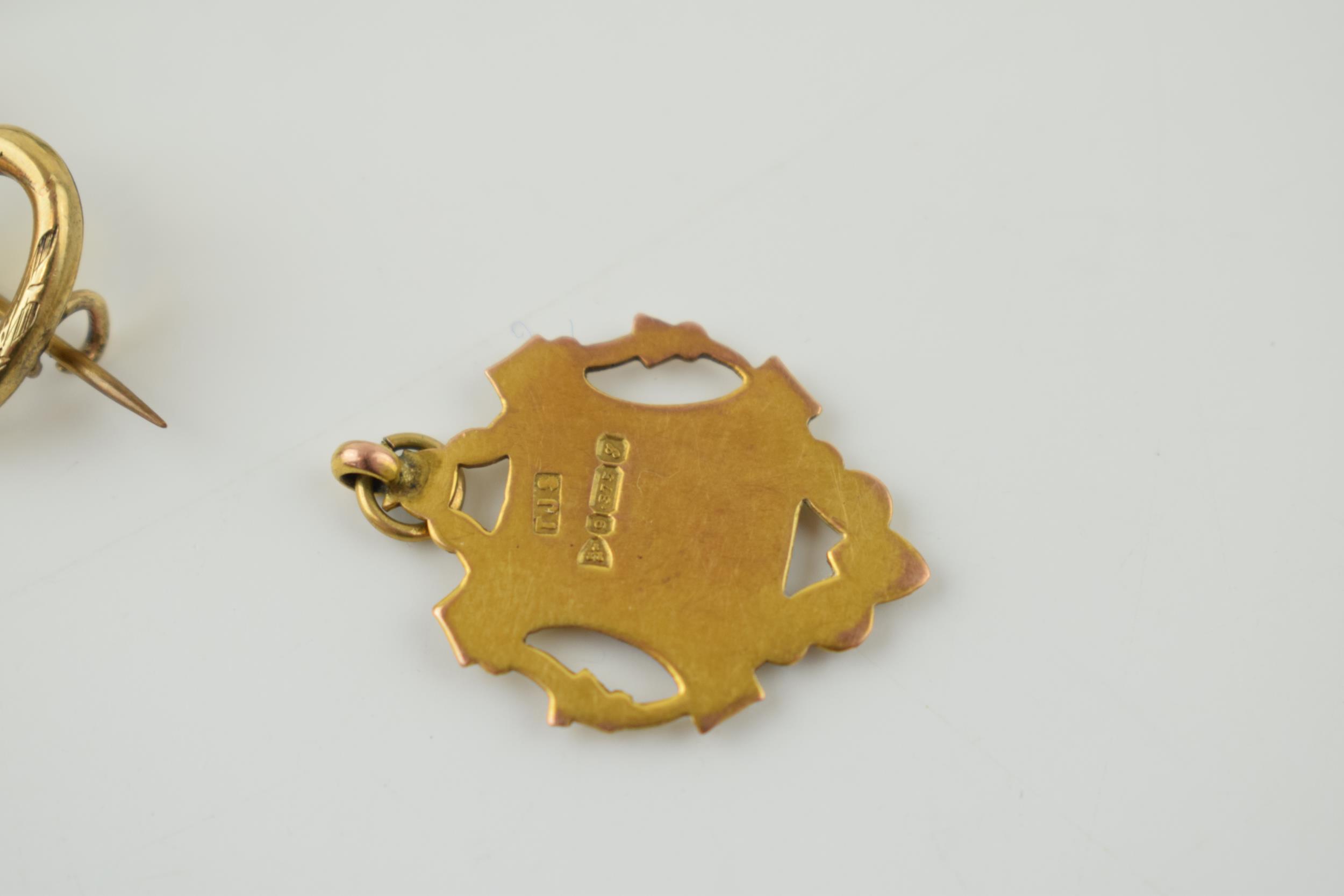 A collection of antique jewellery items to include 9ct gold bar brooch, a yellow coloured metal - Image 4 of 5