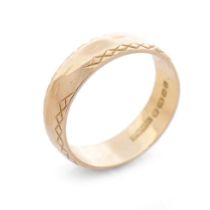An 18ct yellow gold ladies wedding band. Ring Size M. Weight 4.6 grams