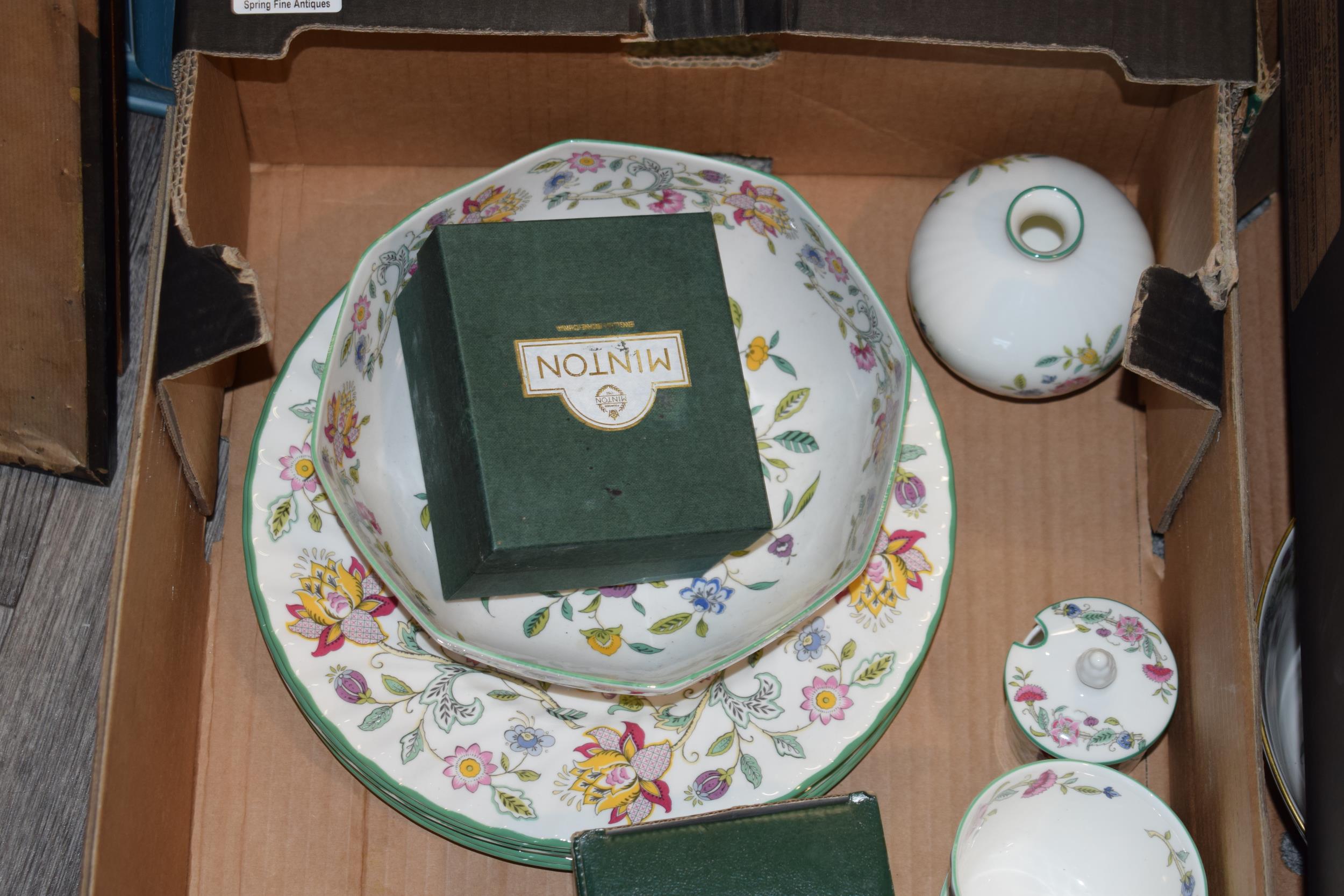 Minton Haddon Hall tea and dinner ware to include 6 cups, 6 saucers, an 8'' octagonal bowl, 6 27cm - Image 3 of 5