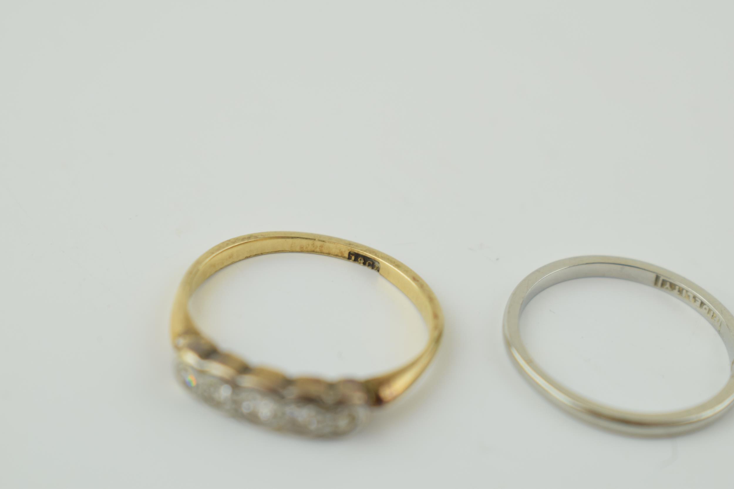 An 18ct white gold wedding band (ring size J 1/2) together with an 18ct yellow gold ring set with - Bild 3 aus 4