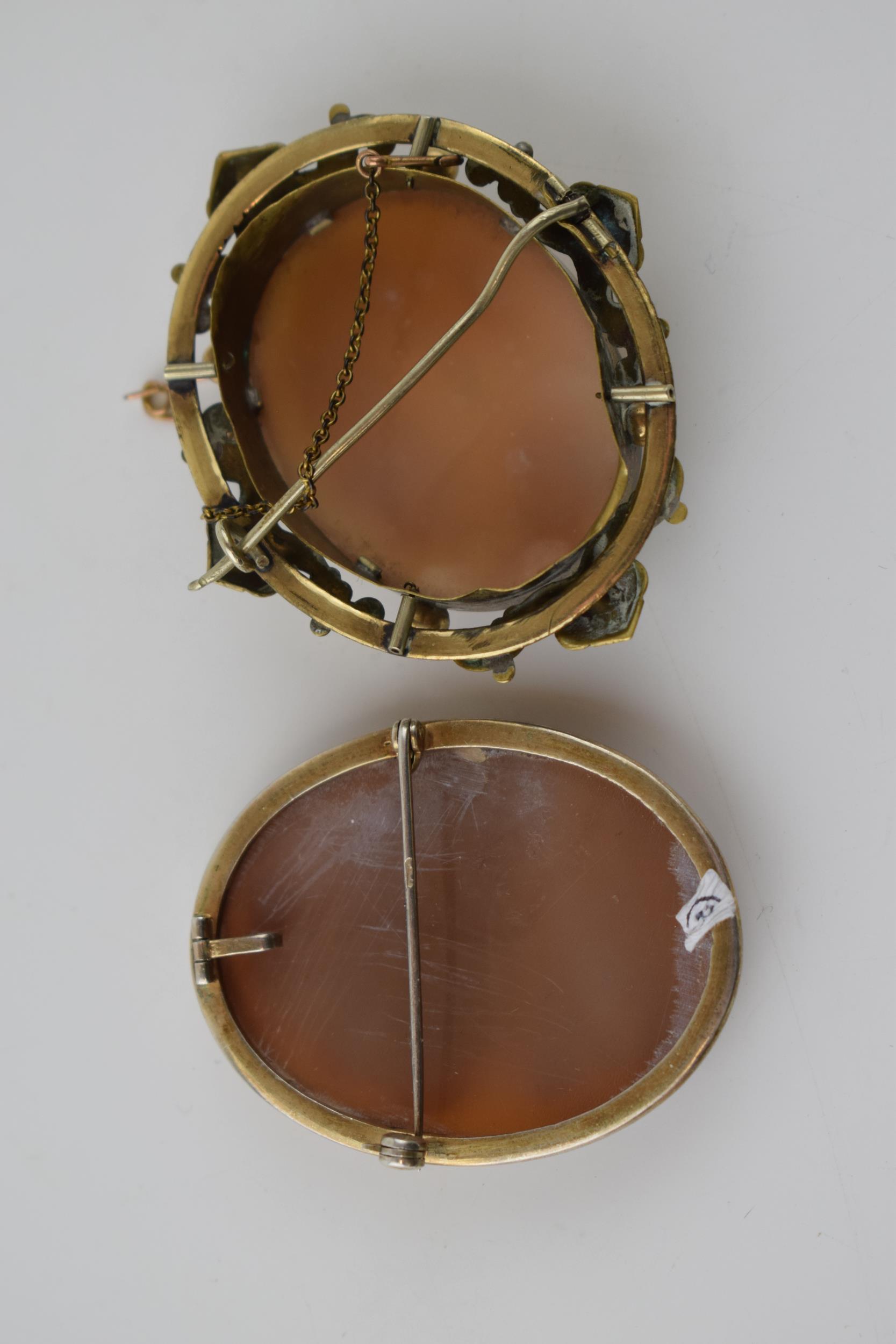 A pair of vintage cameo brooches, both depicting the three graces, metal frames (2), 6cm tall. - Bild 2 aus 2