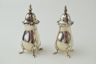 A pair of silver pepper pots, Sheffield 1911, 58.2 grams (2).