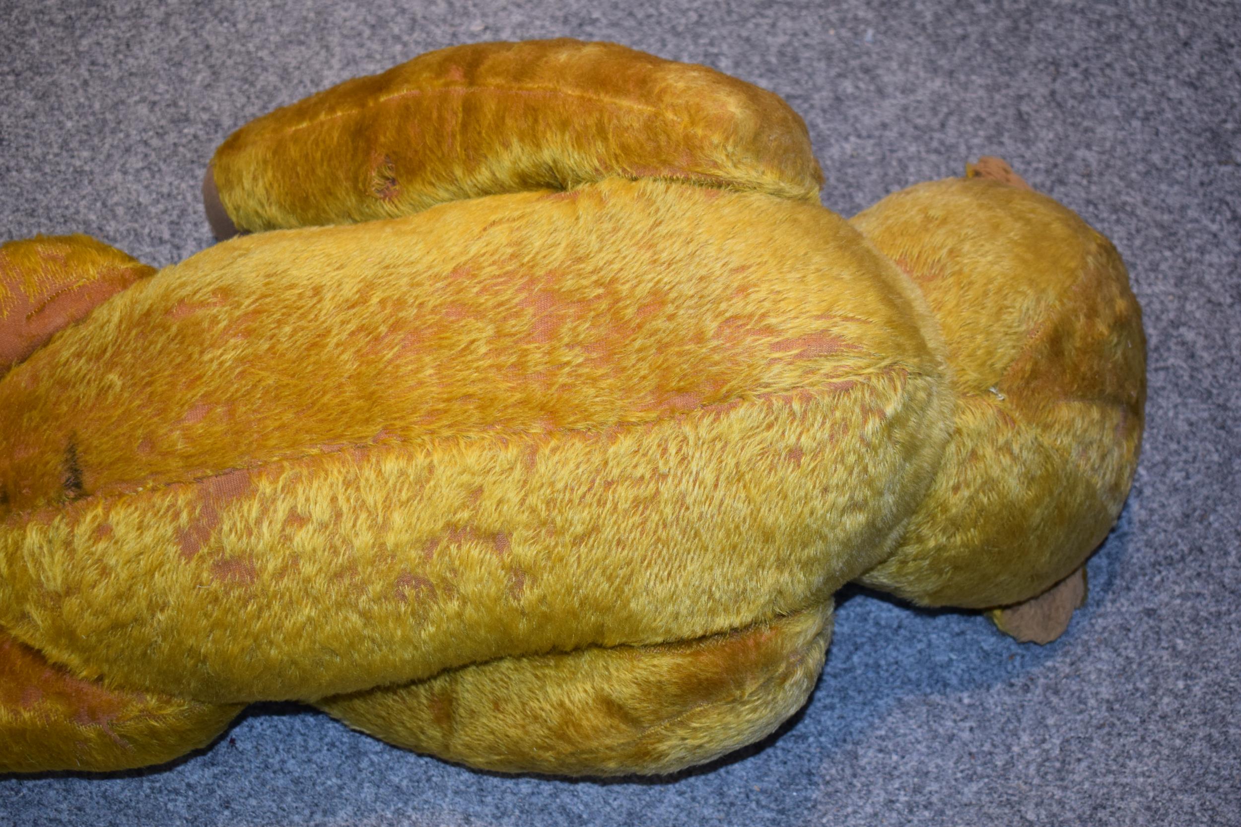 A large early 20th century straw filled teddy bear, circa 1920/30s, with jointed limbs and glass - Bild 6 aus 6