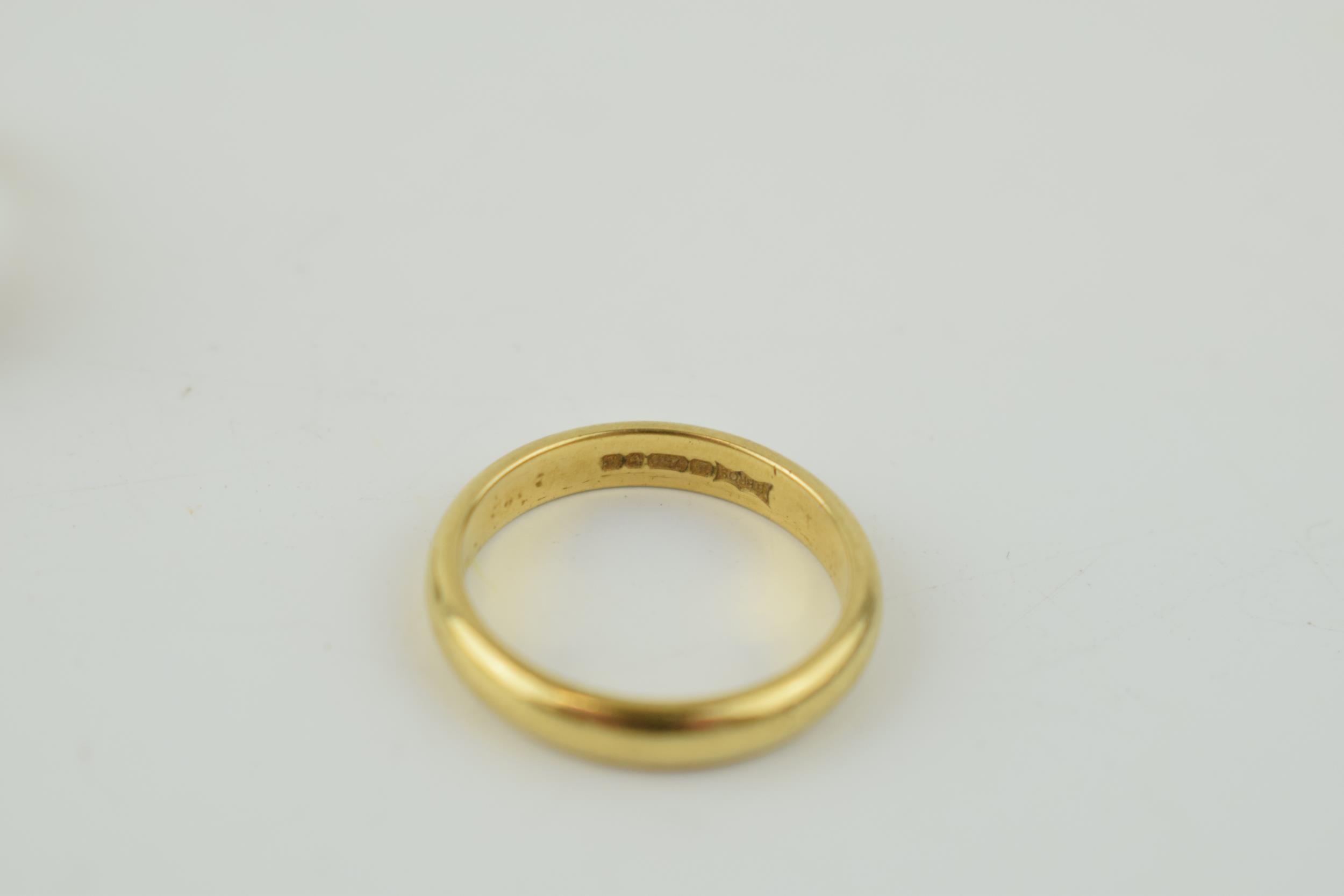 An 18ct yellow gold wedding band, 3.6 grams, size K, with an 18ct gold sapphire and diamond - Image 4 of 4