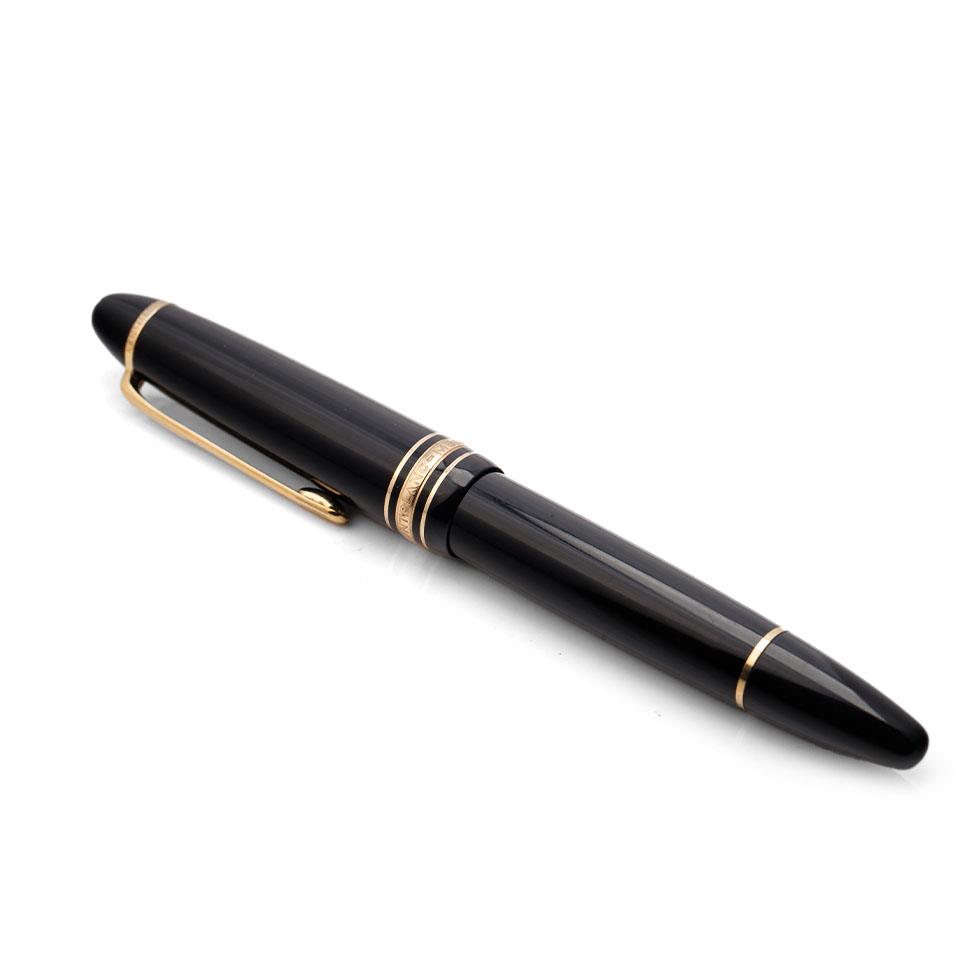 A Montblanc Meisterstuck 146 Fountain Pen in black with one broad and two narrow gold bands, 14ct