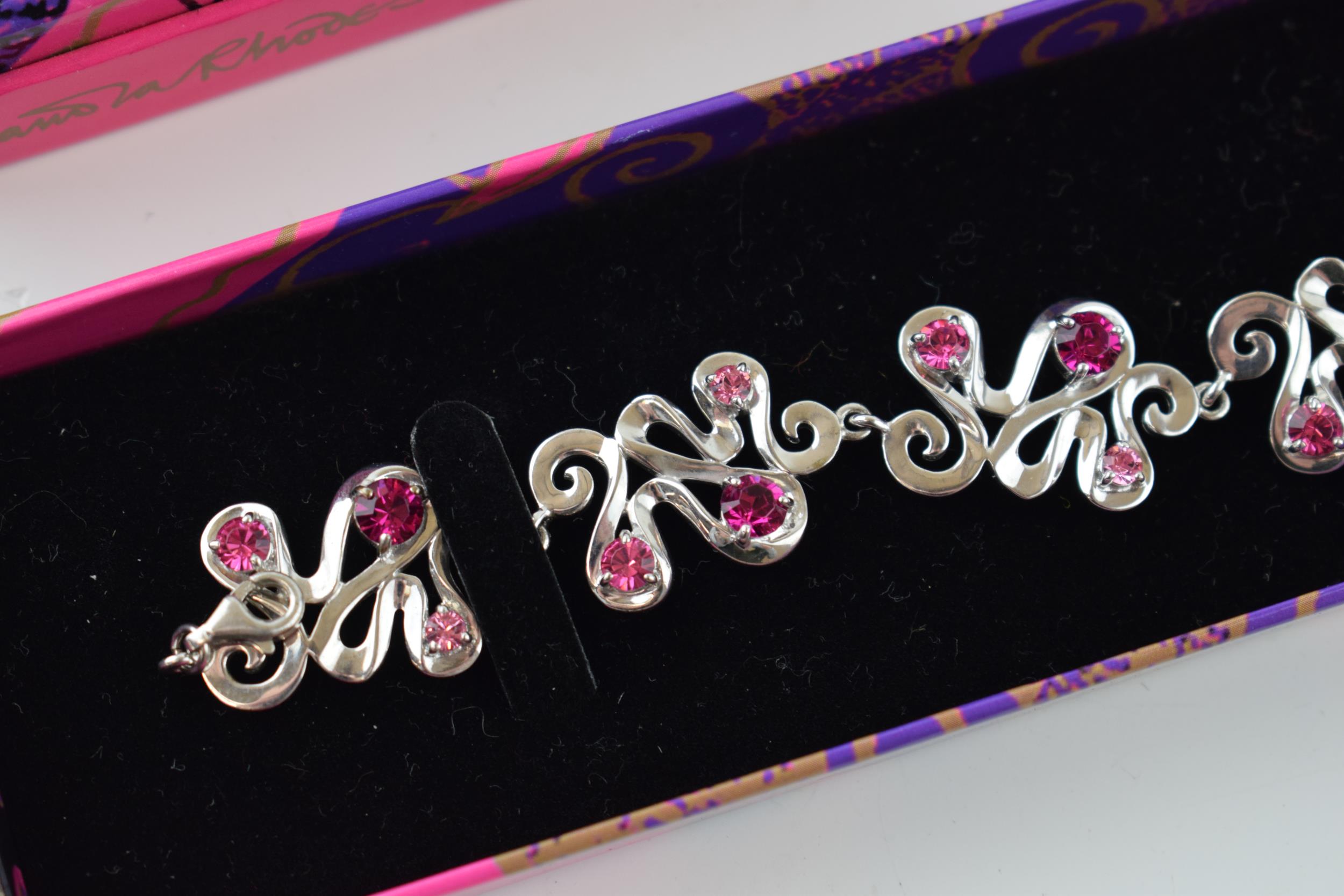 Boxed Zandra Rhodes silver bracelet of scrolled links, set pink paste, 24.8 grams, 20cm long. - Bild 3 aus 4