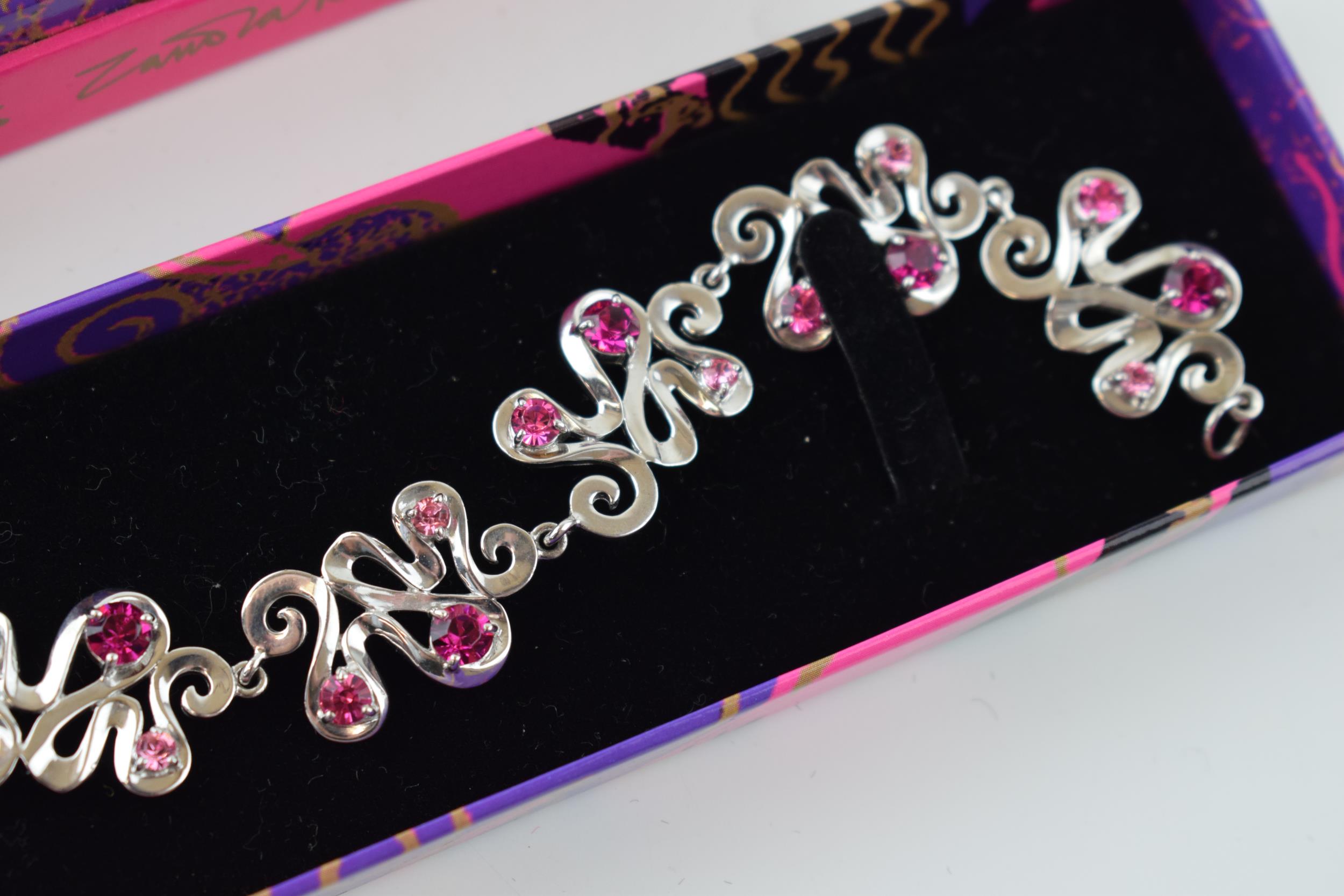 Boxed Zandra Rhodes silver bracelet of scrolled links, set pink paste, 24.8 grams, 20cm long. - Bild 4 aus 4