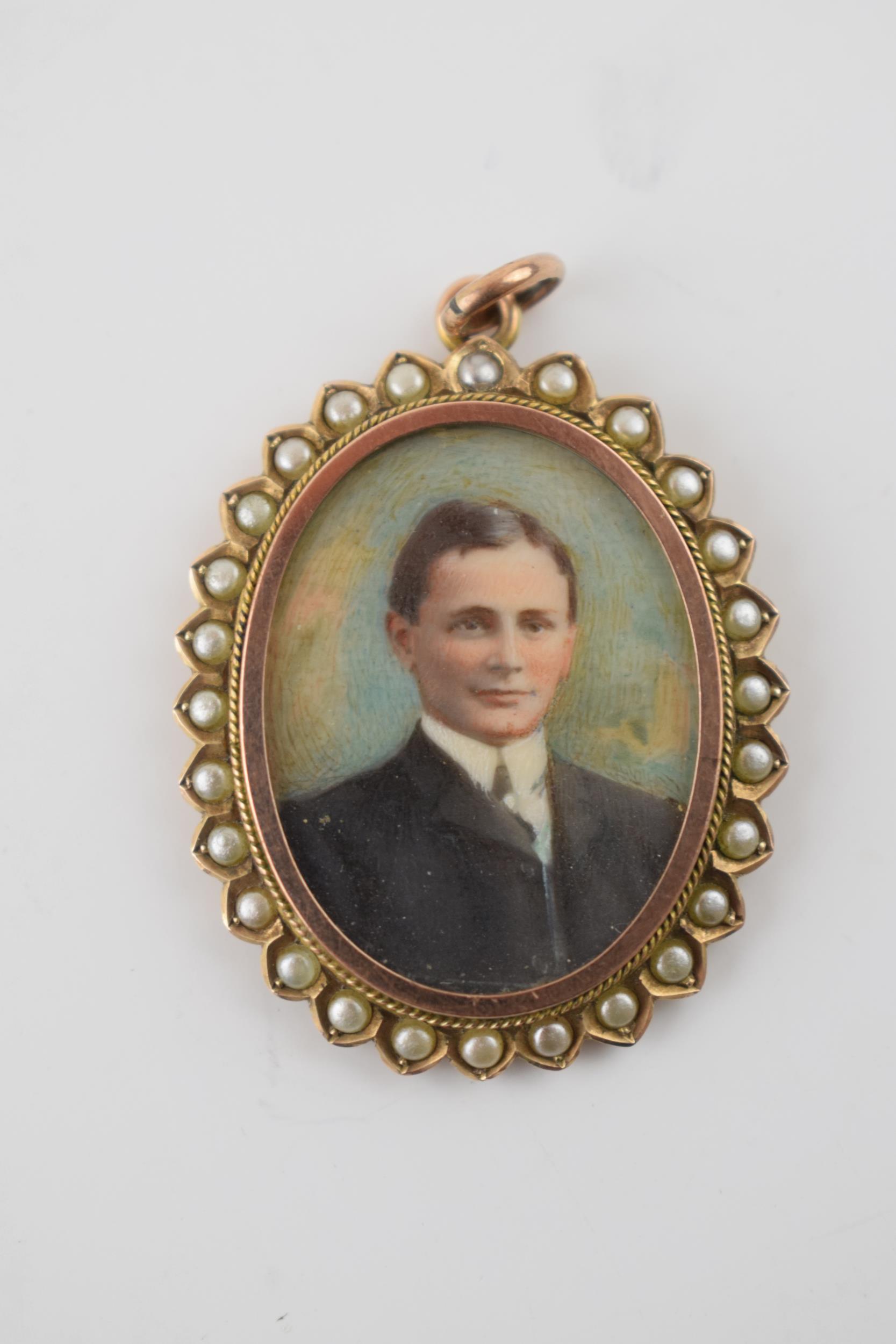 9ct gold cased miniature portrait of a suited gentleman, surrounded by pearls, gross weight 6.2 - Bild 2 aus 4