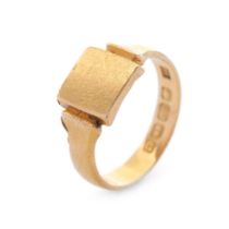 22ct yellow gold gentleman's signet ring. Size Q. 6.7 grams