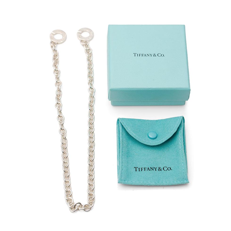 Boxed Tiffany & Co sterling silver chain / necklace with interlocking catch, 44.6 grams, 43.5cm