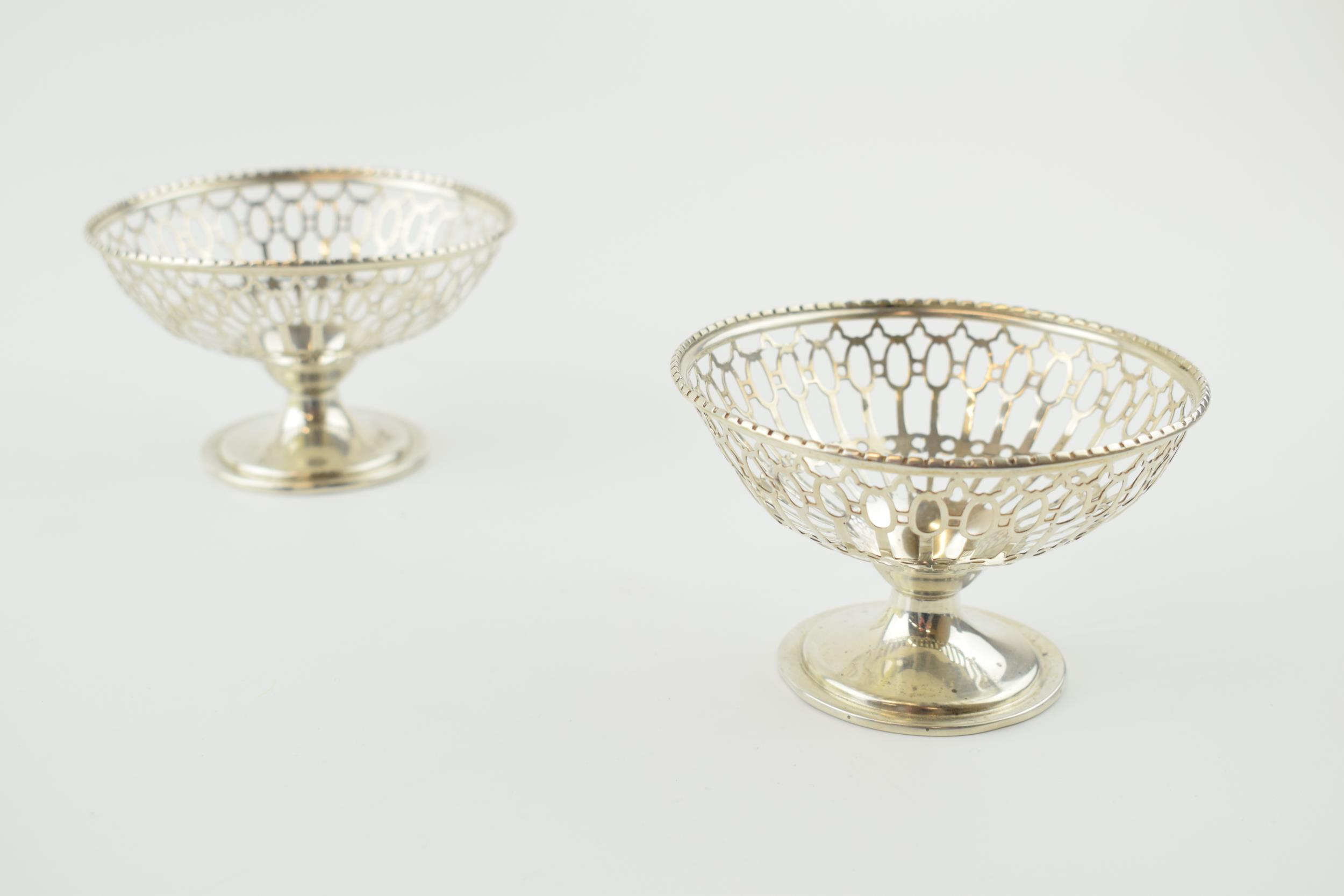 A pair of silver bon bon dishes with ornate pierced decoration, Birm 1921, E S Barnsley, 76.8 - Image 2 of 3
