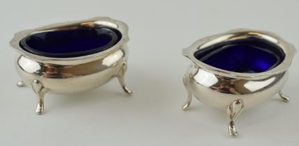 A pair of silver salts, blue glass liners, 61.0 grams of silver, Birm 1923 (2). Liners good, some