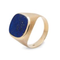 14ct yellow gold, stamped 585, with textured shoulders, set lapis lazuli, size T.