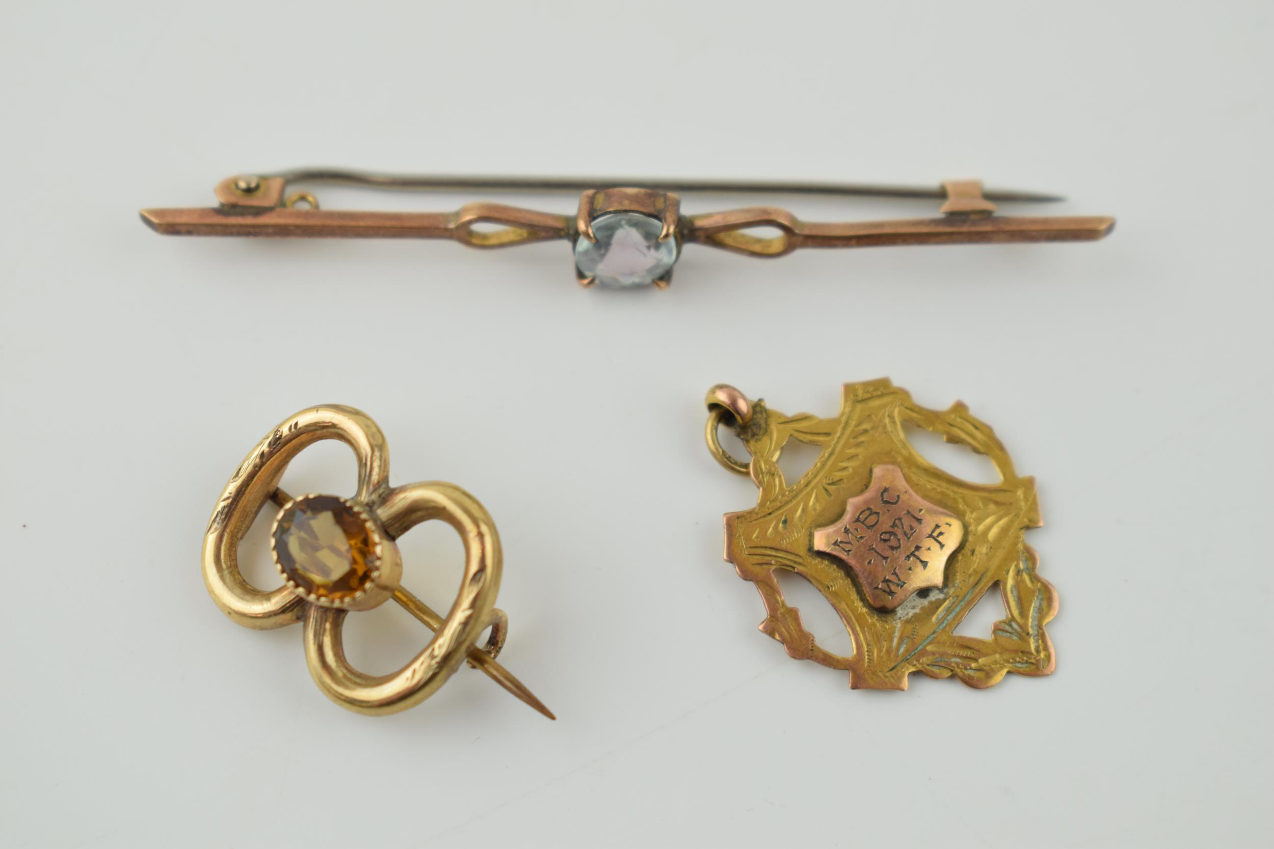 A collection of antique jewellery items to include 9ct gold bar brooch, a yellow coloured metal - Image 2 of 5