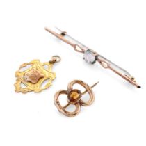 A collection of antique jewellery items to include 9ct gold bar brooch, a yellow coloured metal