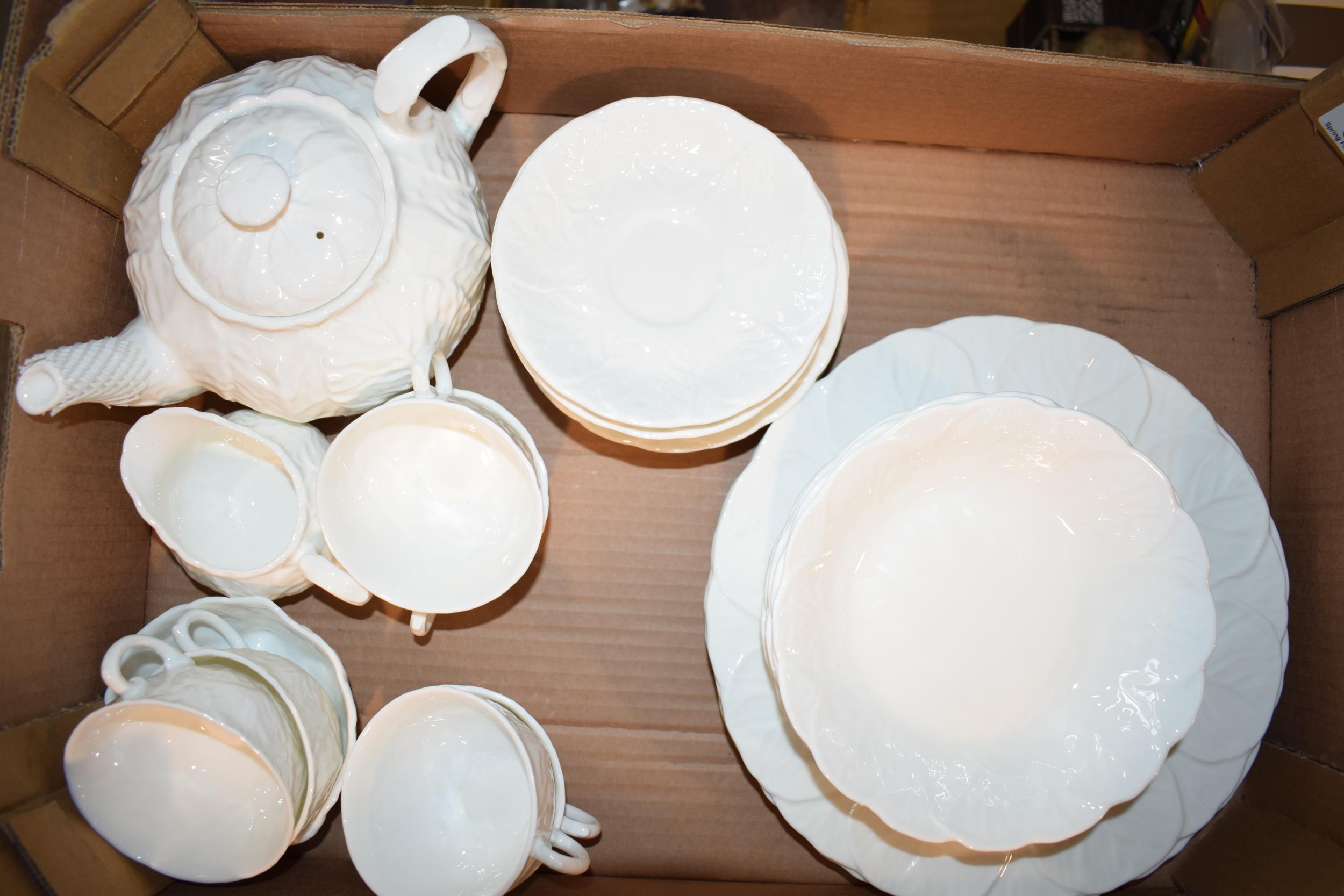 A good collection of Coalport Countryware tea and dinner ware to include a large teapot, 6 large - Image 2 of 3