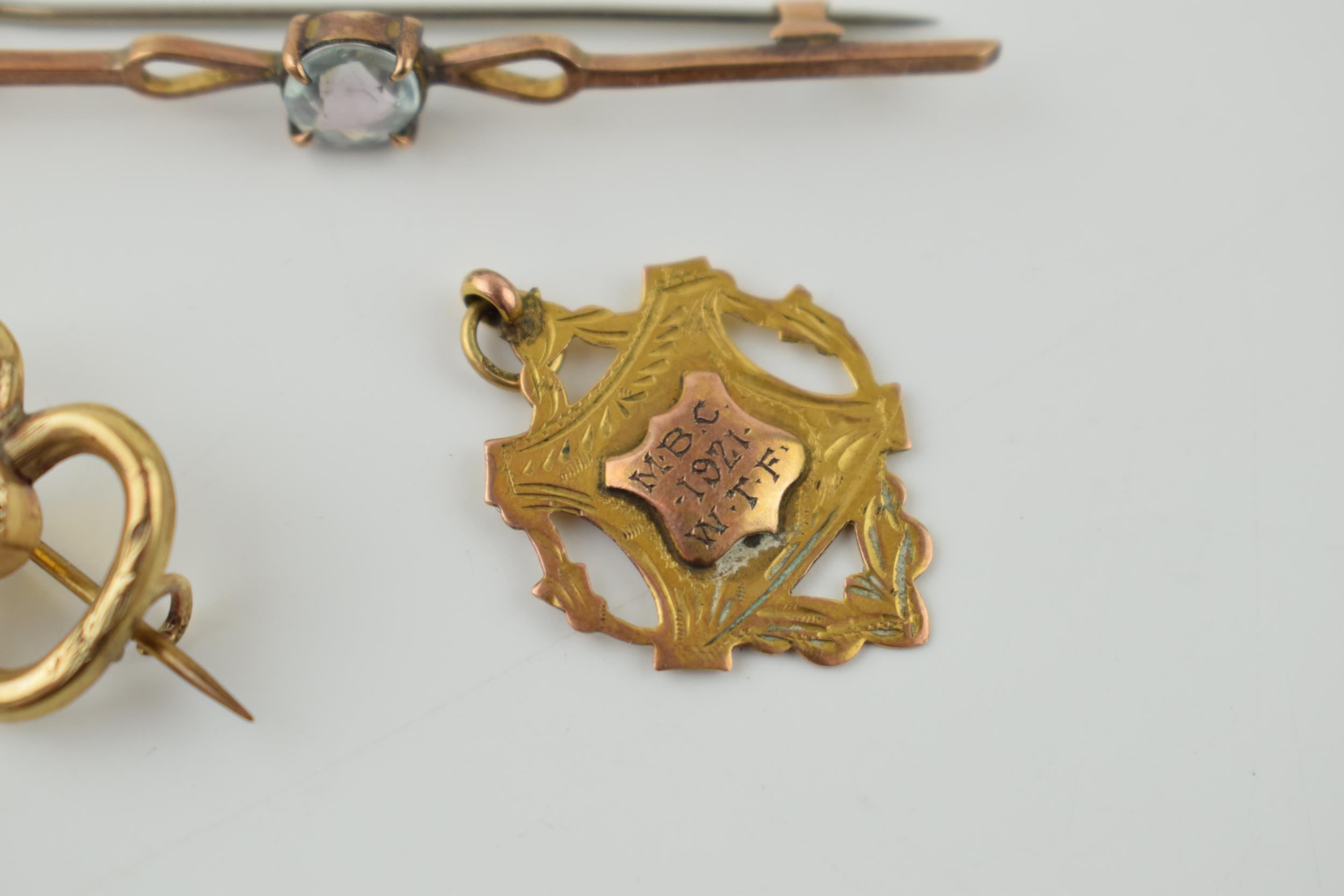 A collection of antique jewellery items to include 9ct gold bar brooch, a yellow coloured metal - Image 3 of 5