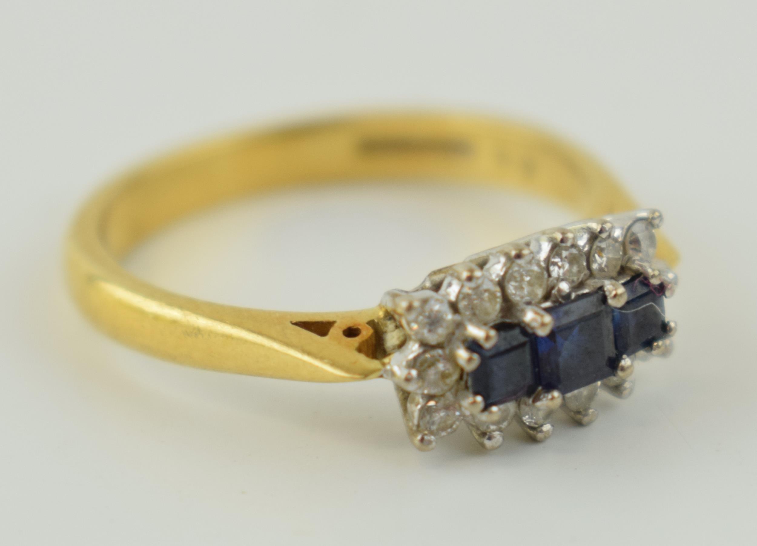 18ct sapphire and diamond ring with three square-cut sapphires surrounded by 14 diamonds, size P/ - Bild 2 aus 3