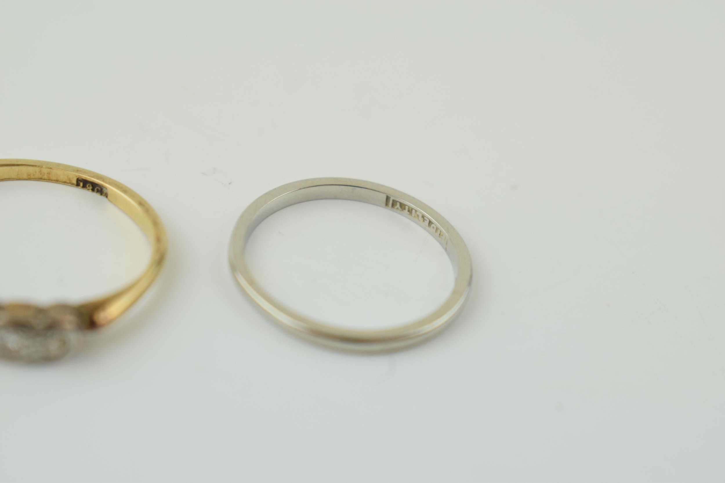 An 18ct white gold wedding band (ring size J 1/2) together with an 18ct yellow gold ring set with - Bild 4 aus 4