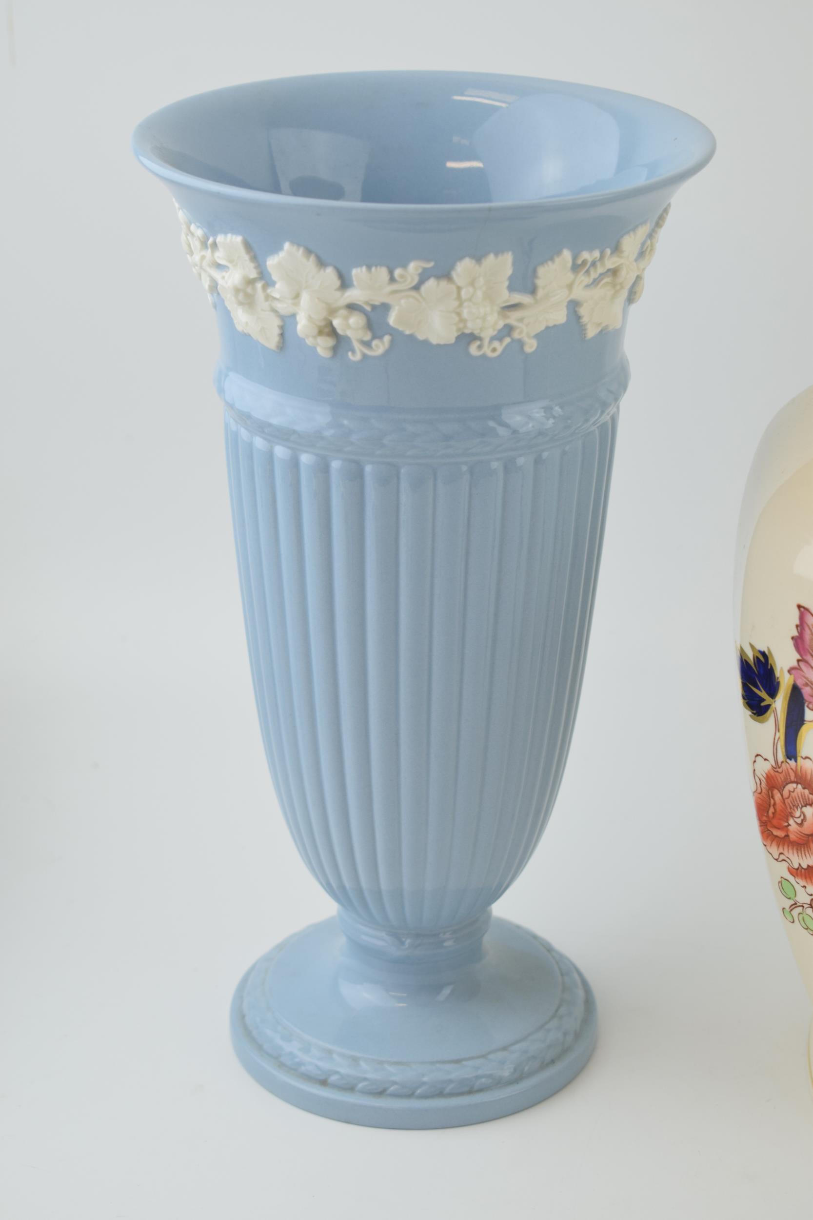 A pair of Wedgwood Queensware large trumpet vases, 27cm tall, with a Masons Blue Mandalay vase ( - Image 4 of 4