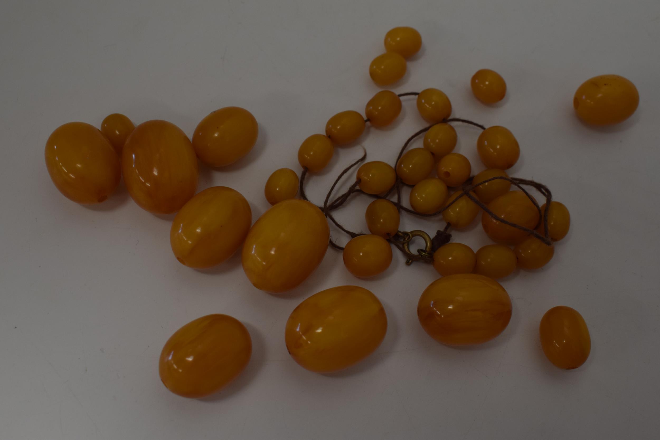 Butterscotch amber similar graduated necklace beads. Weight 84 grams. beads good but a/f have become - Bild 5 aus 11