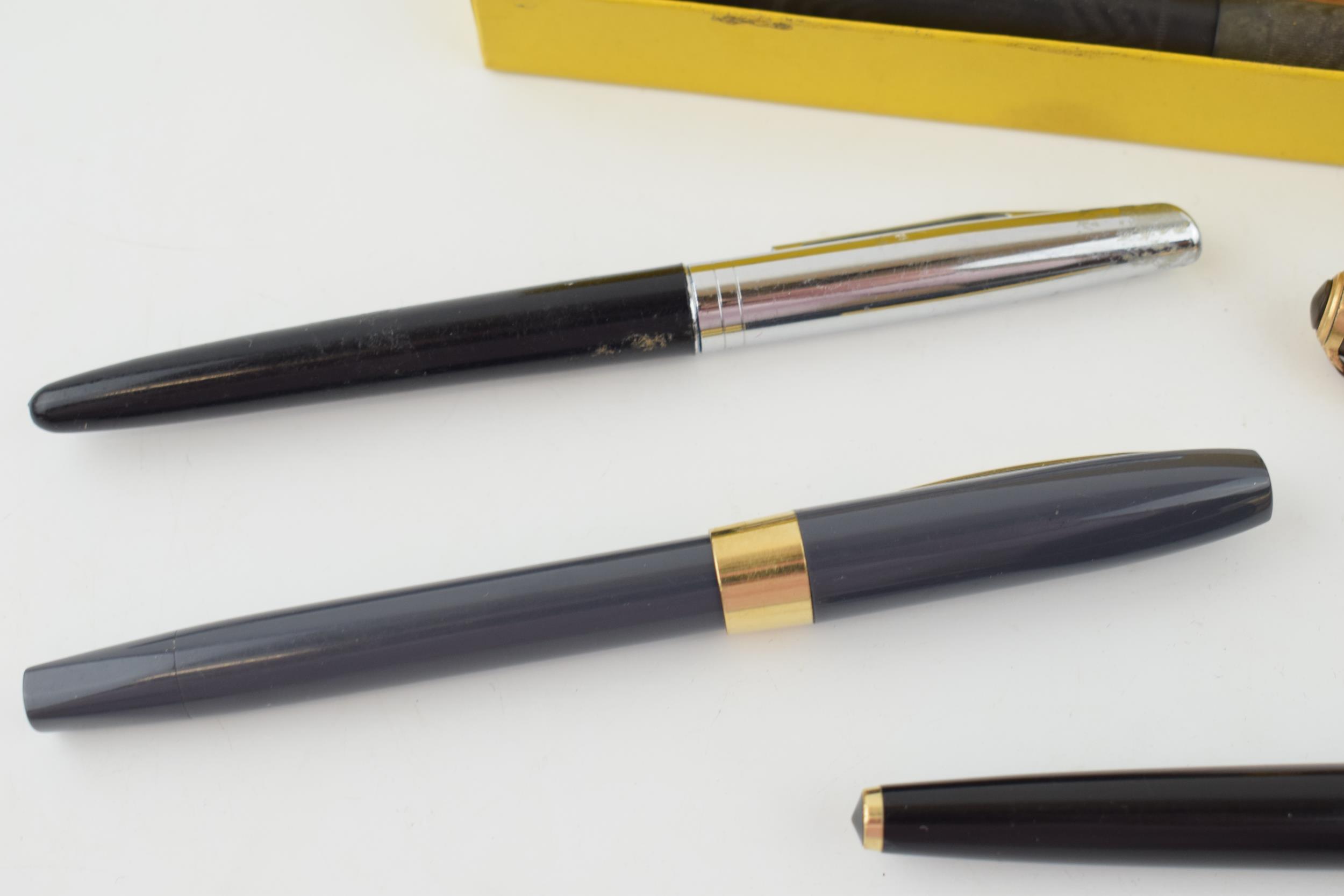 A collection of pens to include a boxed Blackbird pen 14k nib, a Sheaffer with 14k nib and a - Image 2 of 4