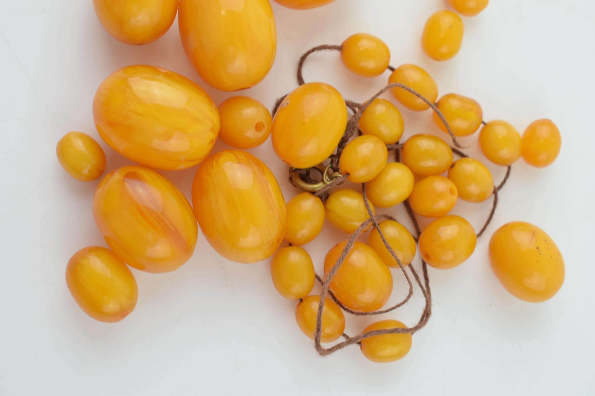 Butterscotch amber similar graduated necklace beads. Weight 84 grams. beads good but a/f have become - Bild 2 aus 11