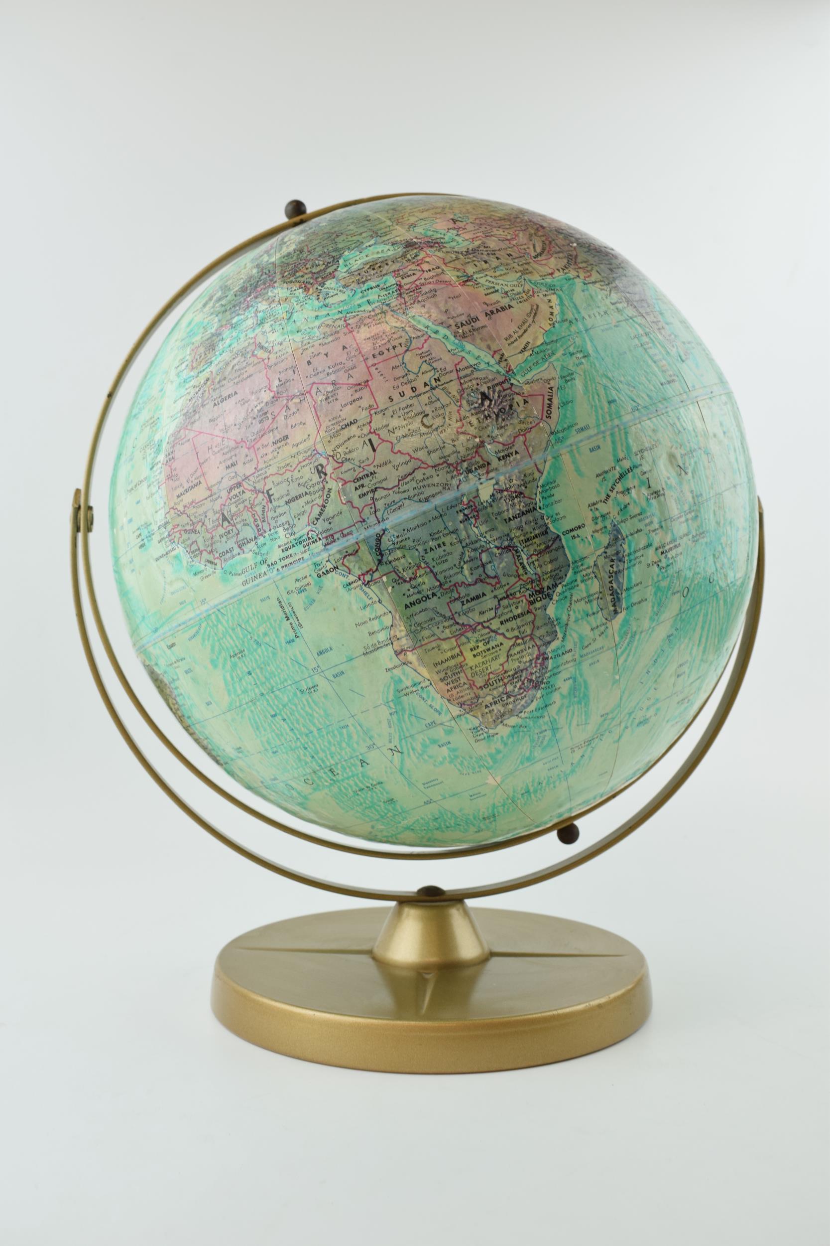 A globe by Replogle USA, height 40cm. - Bild 2 aus 3