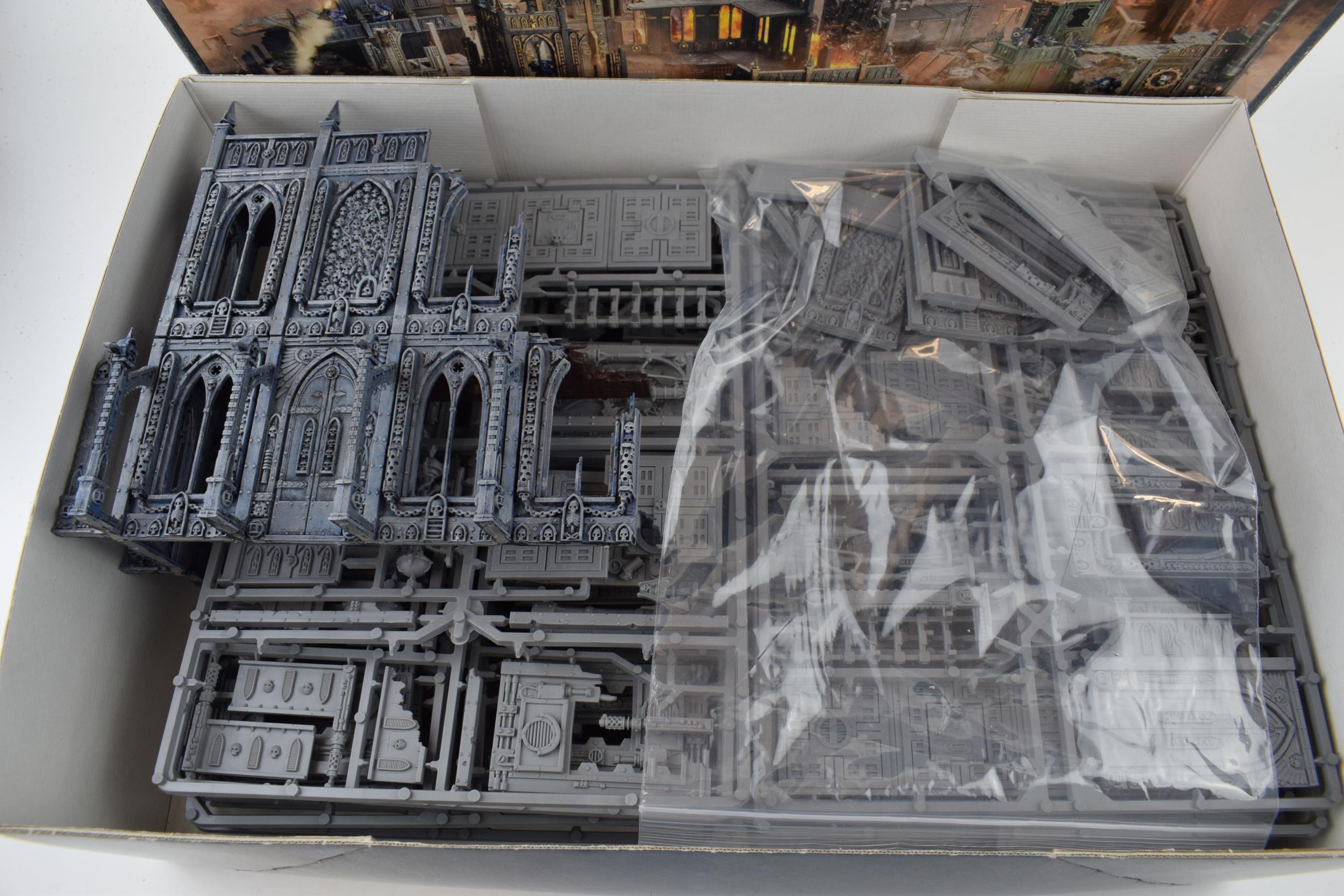 Boxed Warhammer 40,000 Imperial City. Mostly unbuilt with part that is built proffesionally - Image 2 of 2