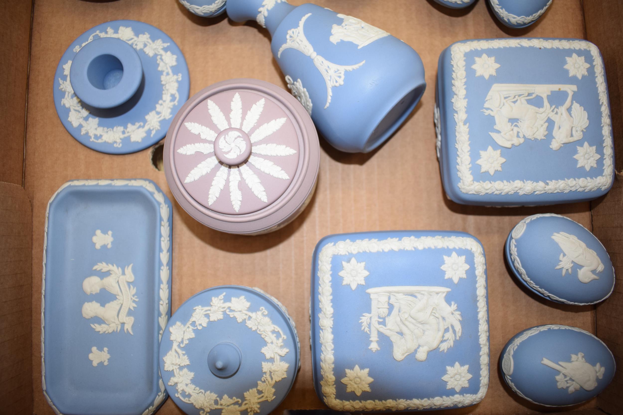 Wedgwood Jasperware to include a lilac lidded trinket, a Queensware ashtray and others (Qty). - Image 4 of 4