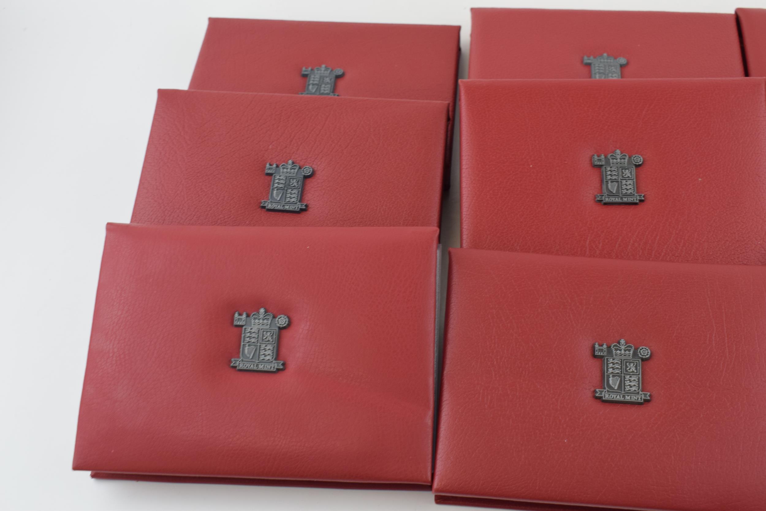 A collection of cased Royal Mint proof coin sets to include 1998, 2001, 2005, 2004, 2003, 2007, - Bild 3 aus 3