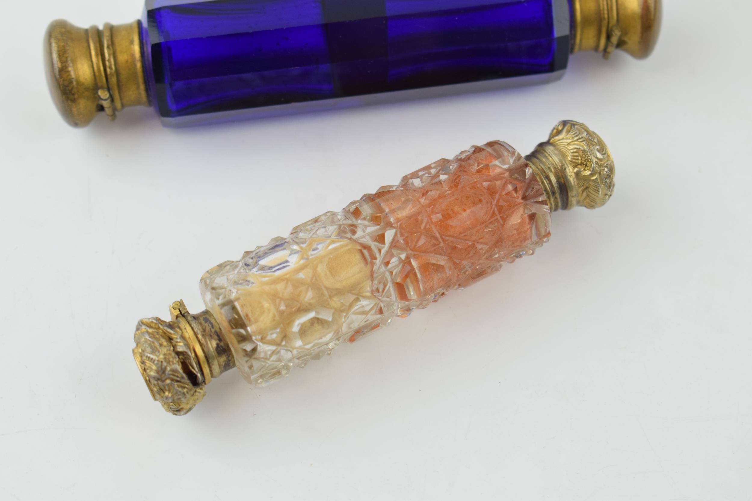 A collection of antique scent bottles to include double ended examples, in cut glass and Bristol - Image 5 of 5